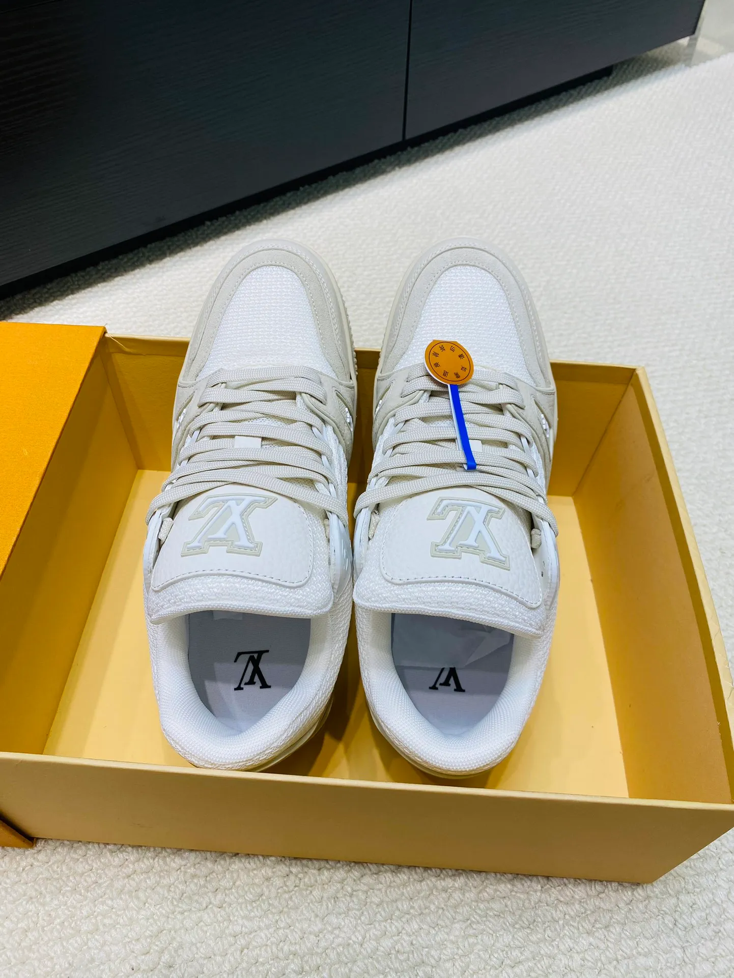 👟👟Ex-factory price 800👟👟 💰💰💰 Hot style 🆕🆕🆕𝙇𝙑 LV Louis Vuitton L House Donkey Brand Trainer Series Couple Style Casual Sports Shoes Skateboard Shoes Original Purchase Development Production Production This pair of LV Trainer sneakers are made of a blend of technical materials with waterproof properties. The meticulously crafted upper is notable for its many signature details, including Louis Vuitton and #54 in script, referencing the year 1854. Exquisite packaging at the delivery counter🛍📦 ▪️Fabrics: Original customized imported cowhide ▪️Inner lining: Original customized breathable mesh ▪️Outsole: Original open-molded non-slip TPU combination outsole ▪️Sole thickness: 3 cm ▪️Size: Women's 35-41 / Men's 38-46